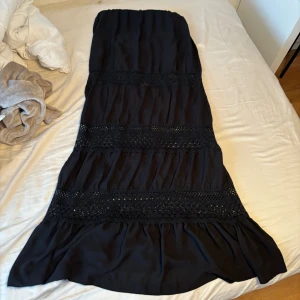 Svart kjol - Lång svart kjol med volanger och spets😍 super trendig och perfekt till sommaren