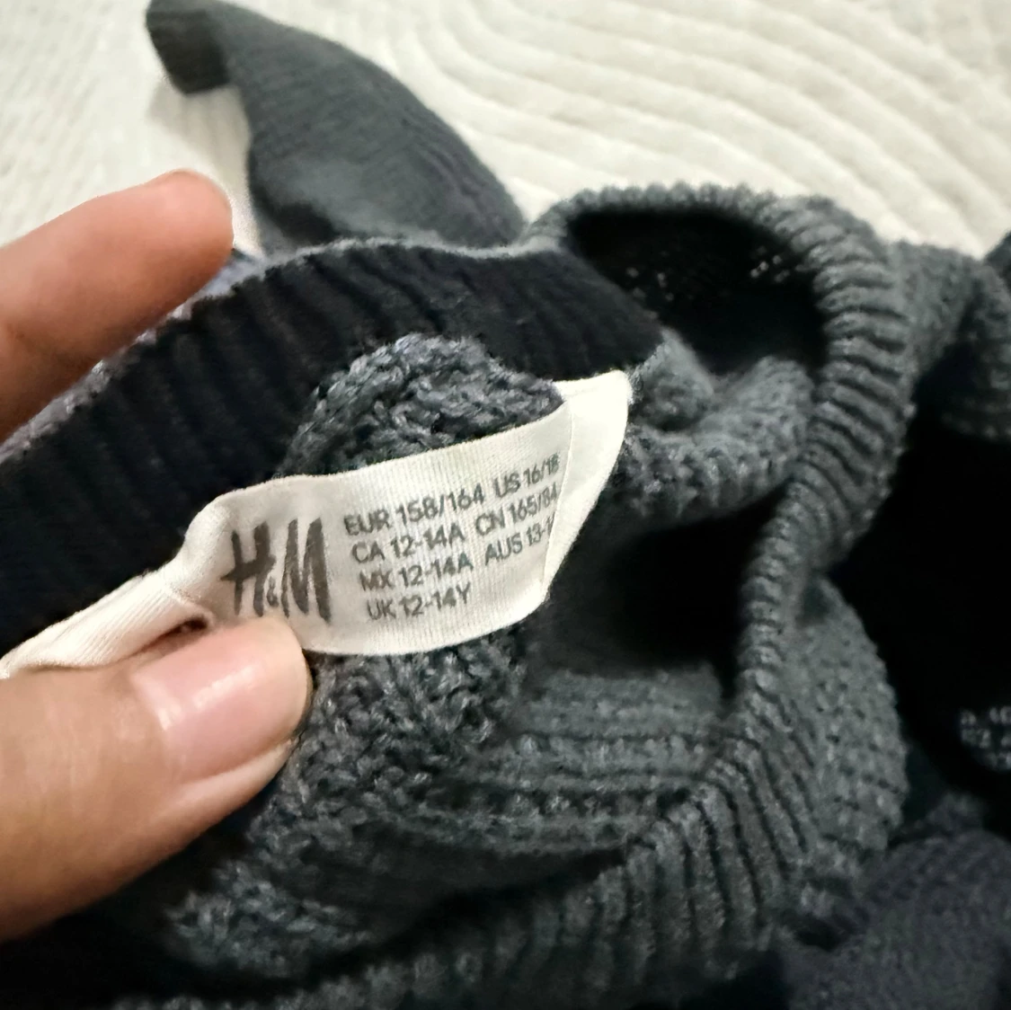 Grå stickad tröja från H&M med ficka - 2