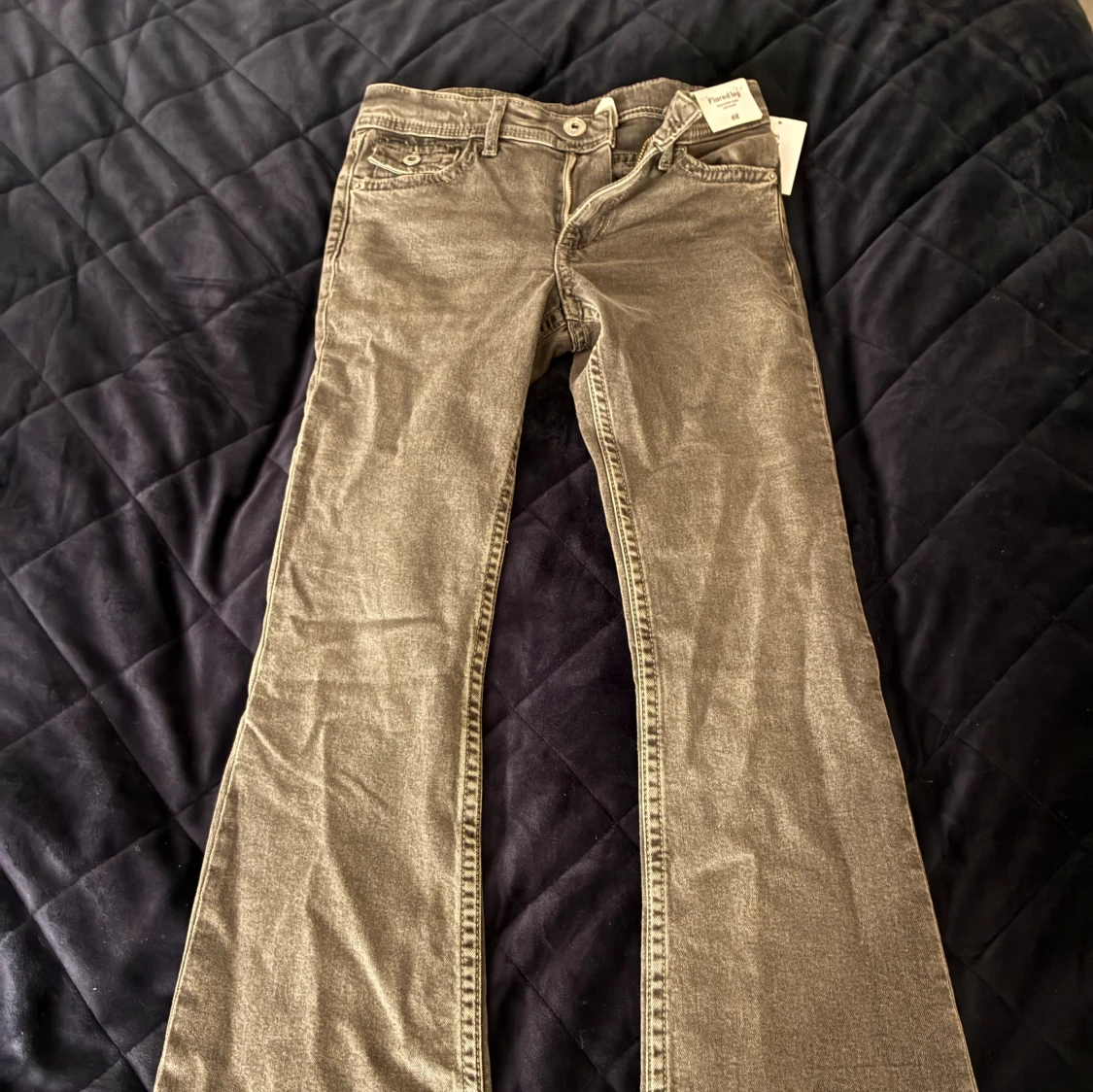 Grå bootcut jeans med broderad ficka - 2