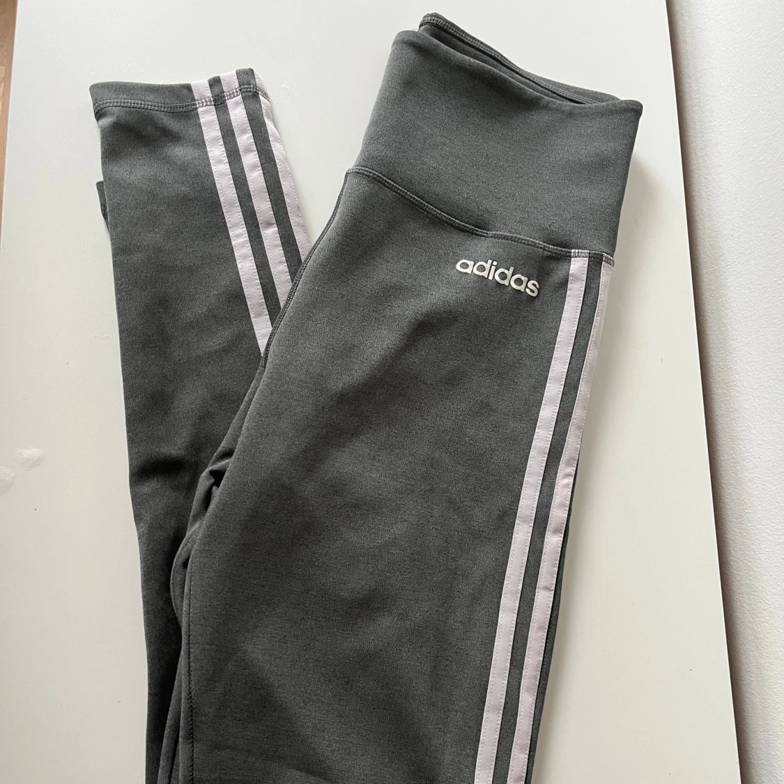 Grå Adidas leggings 