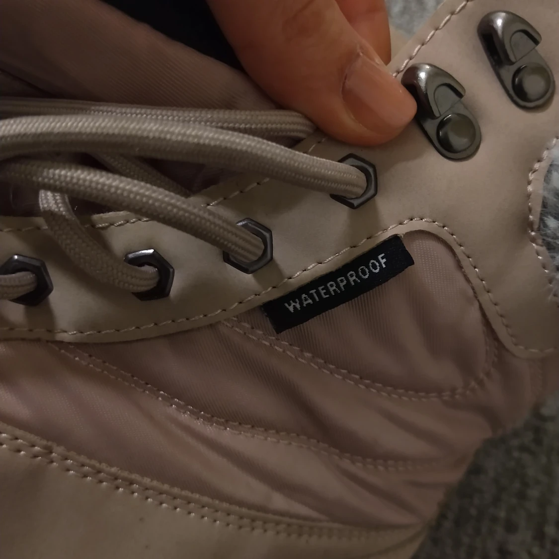 Beige vinterstövlar med fuskpäls - 3