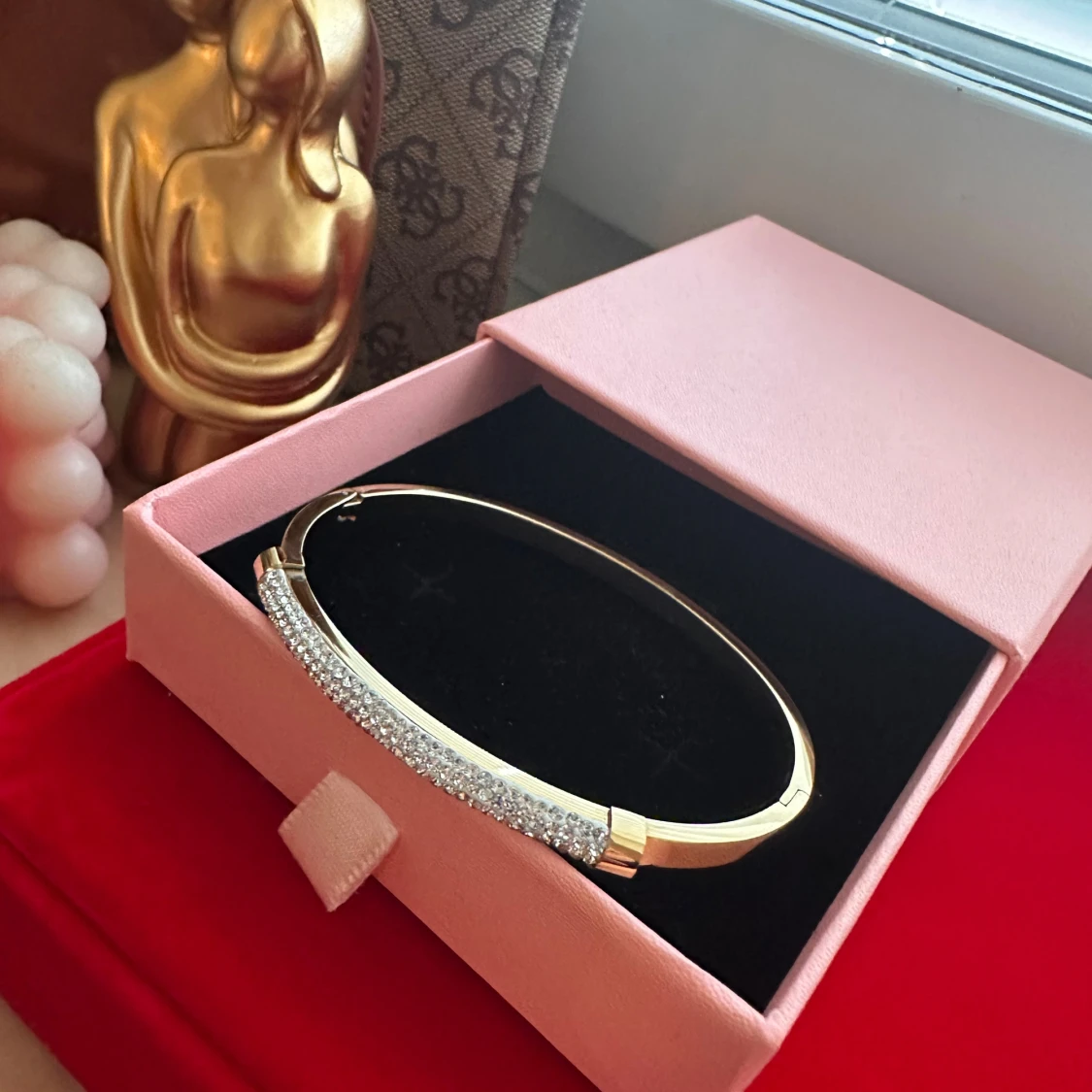 Guldfärgat armband med glittriga stenar