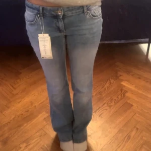 Svinsnygga jeans!! - Supersnygga jeans som är helt slutsålda, vet tyvärr inte nypris men inte använda så mycket! Strl S och passar mig superbra men måste tyvärr rensa i garderoben!🥰🥰💕