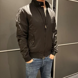  J.Lindeberg Jacka - Hej! Säljer nu denna väldigt snygga och stilrena J.Lindeberg jacka. Jackan är i storlek M Nypris: 6000 kr Säljs för: 1499 kr Hör av er vid minsta lilla fundering! Pris går att diskuteras