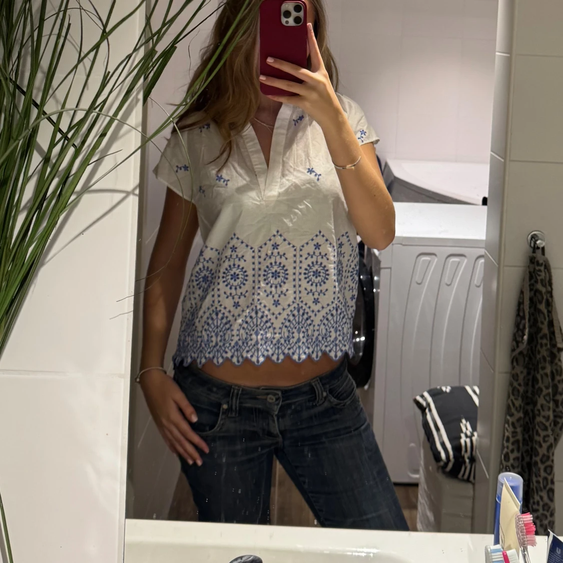 Vit blus med blå broderi och v-ringning - 1