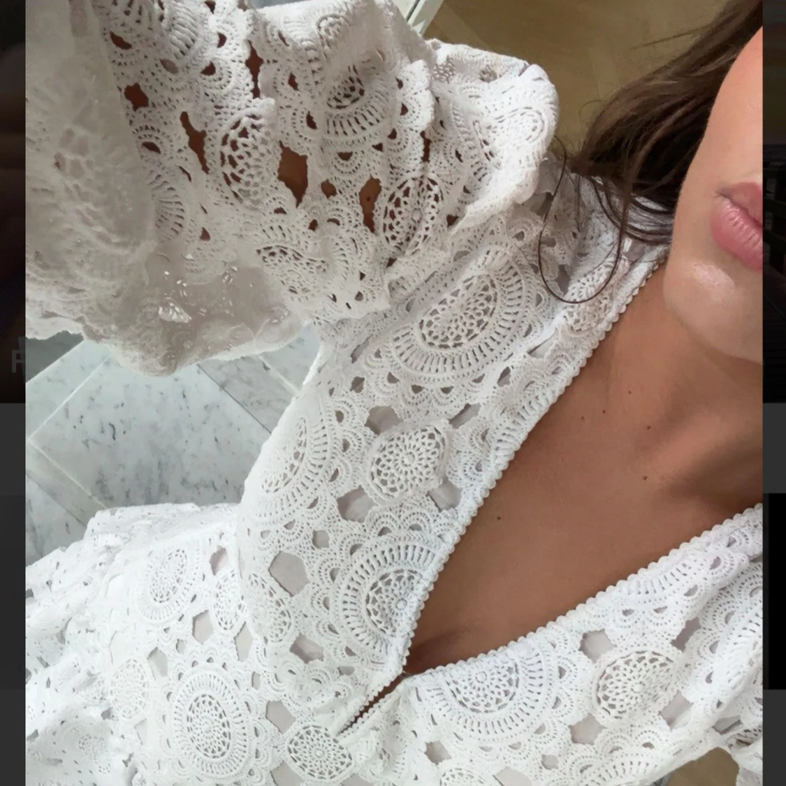 Vit broderad kortklänning med volang - 1