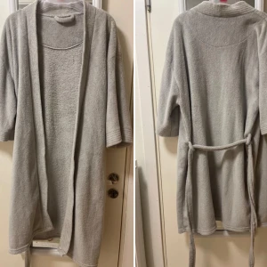 Morgonrock  - Mysig ljusgrå morgonrock med knytbälte 