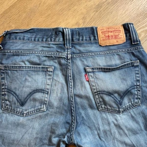 Levi's 506 blå jeans med straight fit - Två små hål på framsidan!