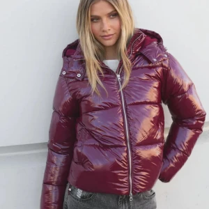 Vinröd jacka från Nelly - Säljer en fin glansig vinröd vinterjacka från Nelly. Slutsåld i butik. Resårbandet längst ner på jackan saknas men det funkar lika bra utan. Pris går att diskutera! 💗