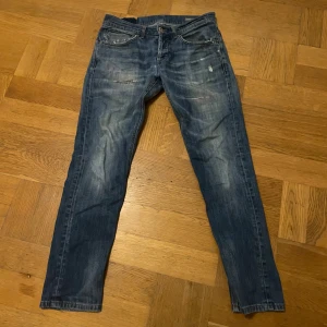 Blå skinny jeans från George - Säljer nu ett par väldigt snygga dondup jeans i storlek 30/30! Jeansen är i bra skick men har använt de ett par gånger! Hör av dig vid minsta lilla fundering!!