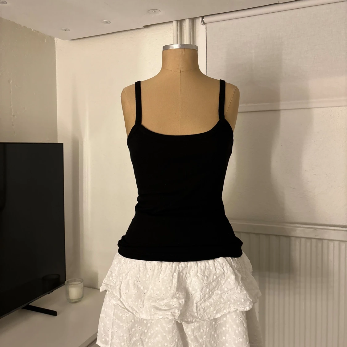 Svart ribbad linnetopp med smala axelband från Nelly 