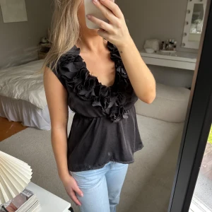 Blus med blommor - Vringad topp