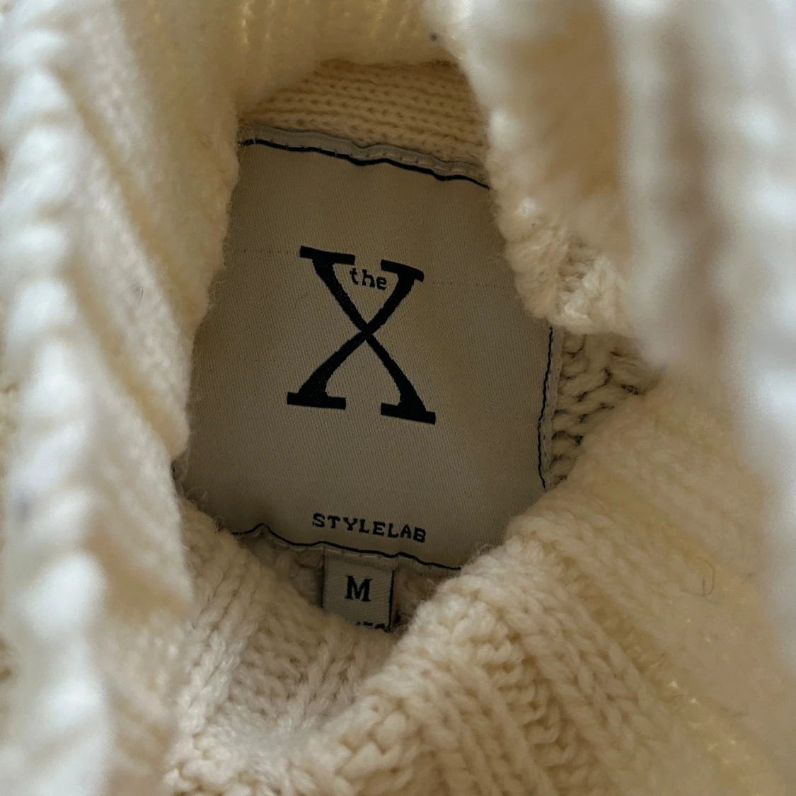 Stickad tröja med polokrage  - 2