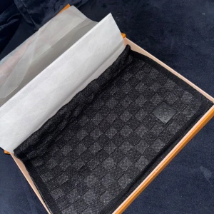 Louis Vuitton Scarf  - Louis Vuitton Neo Petit Damier Scarf. Använd ett fåtal gånger och är helt felfri. 