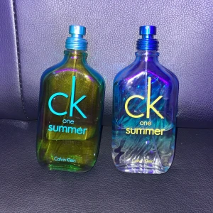 CK One Summer duo - Två flaskor CK One Summer från Calvin Klein. Perfekt för dig som gillar färgstark design och vill ha en fräsch vibe i din samling. Snygga flaskor som sticker ut och passar dig som vill ha något unikt på hyllan.