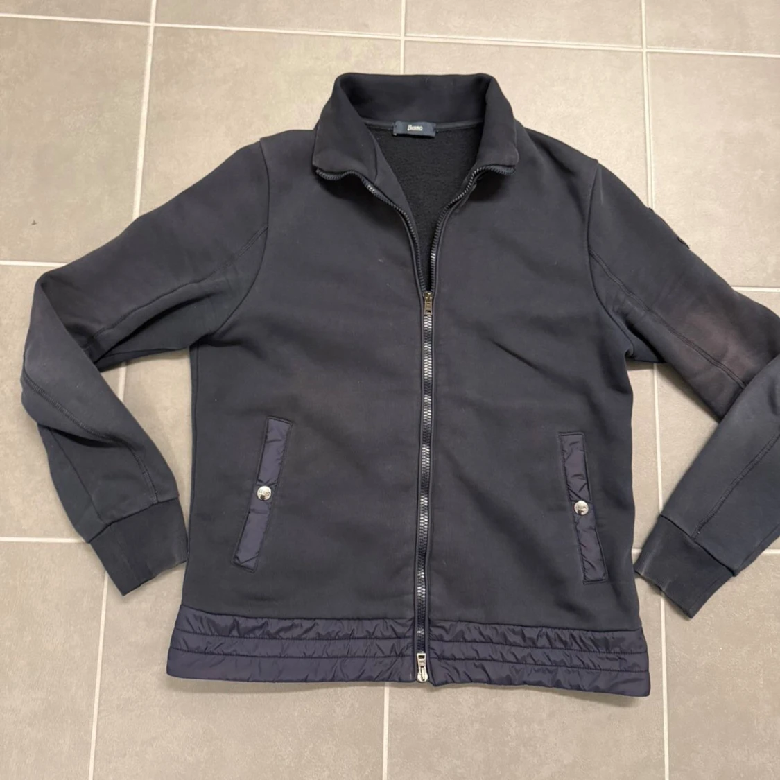 Mörkblå bomberjacka från Herno