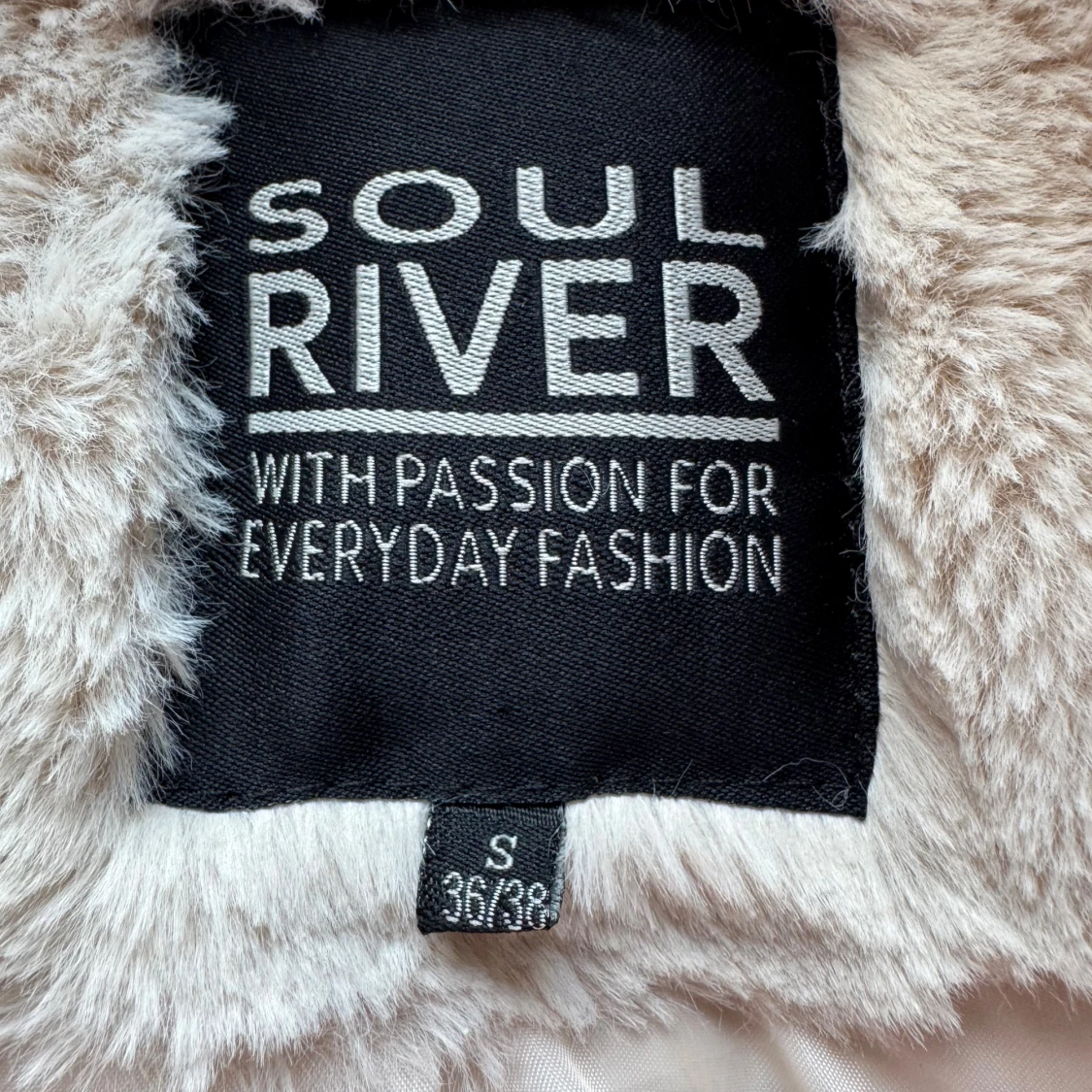 Beige pälsjacka från Soul River - 4