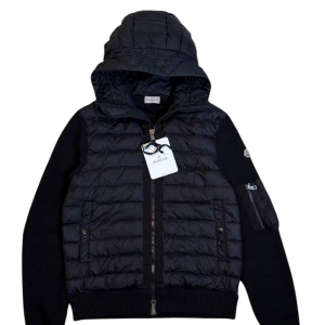 Tricot cardigan  - Moncler tricot Cardigan size L svart. Skick 9/10 med tags och kvitto. Pris 5190kr finns att köpa på våran hemsida, Fashionels.com