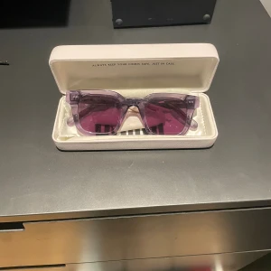 Solglasögon från CHIMI i färgen ginger - Snygga solglasögon från CHIMI i modellen 04. Man får med låda och påse till. Den har en liten defekt som e att ena bågen e lite slapp men det spelar ingen roll när du har på dom utan det känns och ser ut helt som vanligt. Dom e köpta nypris för 1250 kr och använt ett fåtal gånger. Hör av er vid frågor och du deringar🤗🤗🤔