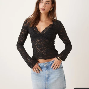 Svart spets topp - Ny! Använt bara 1 gång på bilden.