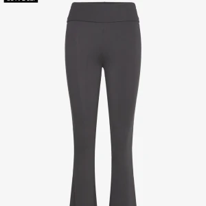 Mörkgrå bootcut leggings - Snygga mörkgrå leggings med bootcut-snitt och hög midja från den populära Soft touch kollektionen from Gina Tricot. Byxorna är stretchiga och sitter skönt, perfekta för en avslappnad och trendig look. Koftan tillkommer också, detta set är sjukt snyggt ihop. 