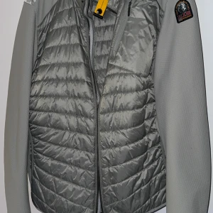 Parajumpers hybridjacka - Parajumpers hybridjacka. Använd 3-4 gånger endast. Som ny. Storlek XXL, passar dock som en XL.