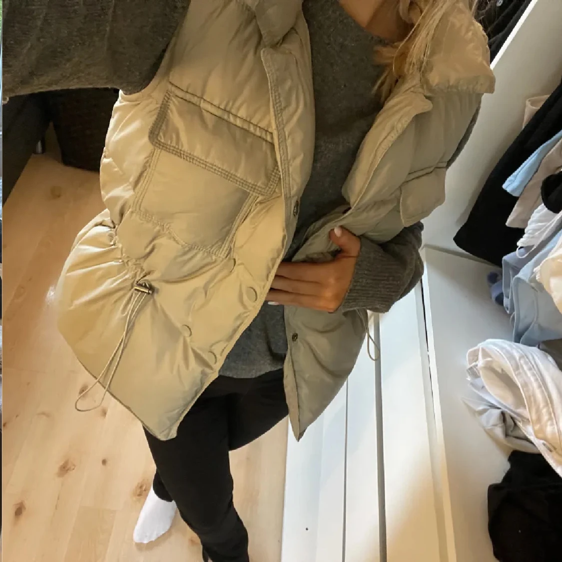 Beige dunväst med snörning - 1