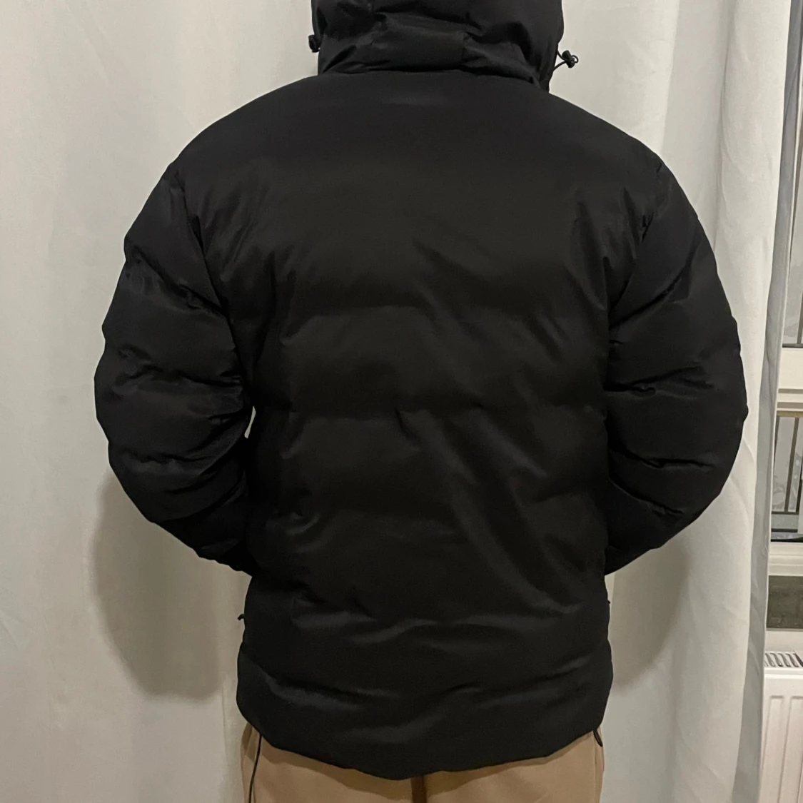 Svart pufferjacka från H&M med huva - 1