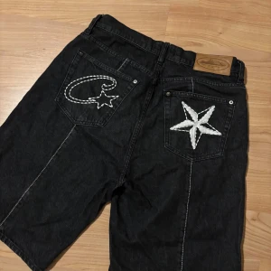 Corteiz C Star Jorts - Storlek S Passar M (de går över knäna) Köpt från corteiz hemsida, kvitto finns. Använt ett bra tag, fortfarande i bra skick.