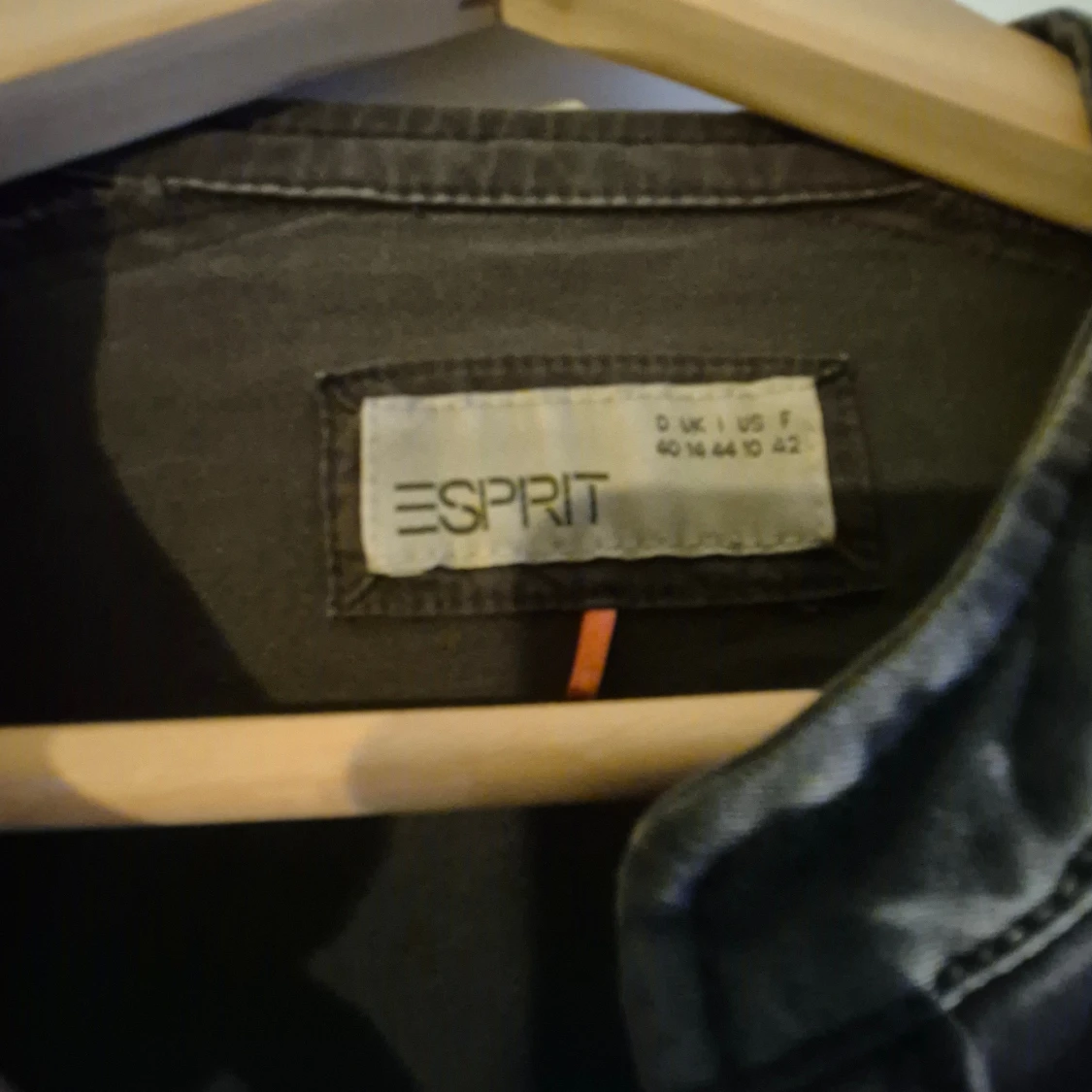 Grå jeansjacka från Esprit - 2