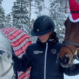 Svart ridhjälm från OneK - Snygg och stilren ridhjälm från onek med rosé ditaljer, nypris 3959kr. Säljer då den bara ligger på hyllan och inte används, storleken på hjälmen är 0 och har en liner i som är M. Det som är bra med denna hjälm är att man kan ha den längre pga att man bara byter ut storleken på linern man har inne i hjälmen🙏🏼