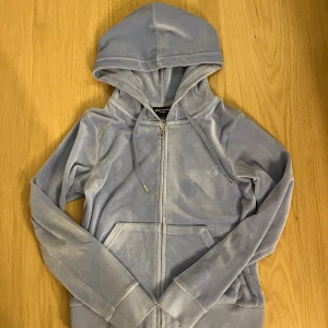 Ljusblå velour hoodie Juicy Couture - Säljer den här juicy couture tröjan i storlek S, inte använd alls mycket, skriv om ni har några funderingar💕