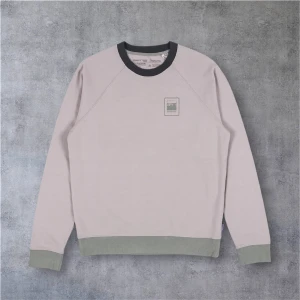 Patagonia sweatshirt - Säljer en beige sweatshirt från Patagonia i 100% ekologisk bomull. Tröjan har gröna muddar och krage, samt ett grönt Patagonia-märke på bröstet. Klassisk, avslappnad passform med långa ärmar och rund hals. Perfekt för chill dagar eller när du vill ha en clean look. Inga defekter, skicket bedöms Nytt. Kom privat för mer frågor! Frakt inom 24H
