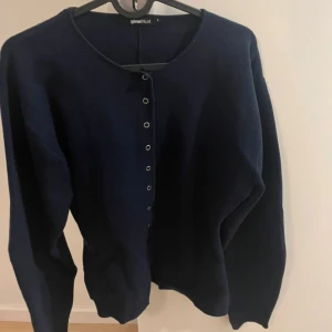 Marinblå stickad tröja - Nyskick, från ginatricot i strl xs💕