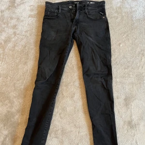 Svarta Replay anbass - Säljer dessa stilrena svarta Replay Anbass i storlek 29/32. Finns inga tecken på användning. Hör av dig om frågor!