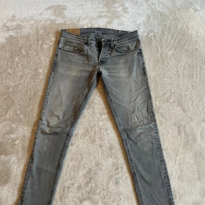 Grå Dondup George jeans - Säljer dessa stilrena Dondup George i storlek 33 (motsvarar ungefär 30/32). Hör av dig om frågor!