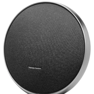 Harman/Kardon Onyx Studio - Elegant trådlös högtalare från Harman/Kardon med kraftfullt ljud och modern design. Perfekt för både hemmet och kontoret. Produkten ser ut att vara i mycket gott skick utan synliga repor eller skador.