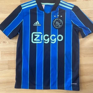 Ajax borta ställ - Säljer Ajax borta fotbollströja, utan namn på ryggen, i mycket fint skick med inga defekter. Sälja pågrund av att den är för liten. Pris kan diskuteras vid snabb affär.