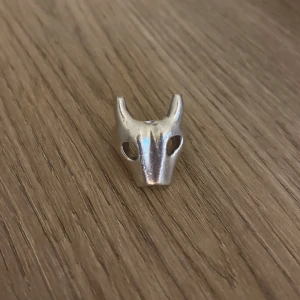 Maria Nilsdotter ring  - Maria Nilsdotter bravery ring. Köpt för nått år sedan. Har använt den mycket, medan tyvärr har den blivit för stor. Nypris 2995kr, säljer för strax under 2000kr! Tveka inte att bjuda, skambud är tilllåtna🫶