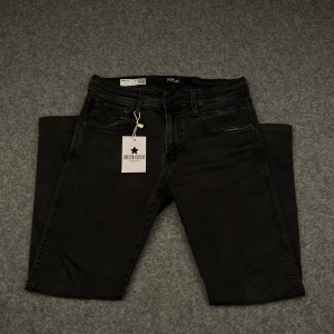 Replay jeans - Ett par riktigt snygga replay jeans, skick 10/10 inga fel finns. Modellen heter Anbass och det är storlek 29