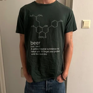 Bärs T-shirt  - Helt Unik T-shirt i nytt skick, köpt i liten kiosk i Girona. Grymt tryck som alla kan relatera till, ba o köpa! Storlek M. Killen på bilden 180,65 kg! Ha ett plagg o ha varje dag efter en utekväll 🍺! Skål! 