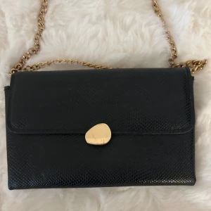 Svart handväska - Säljer min svarta handväska pga av att den tyvärr inte kommer till användning! Köpte för rätt länge sen men har knappt använts och är i gott skick. Inte säker på vart den kmr ifrån men skriv gärna om ni är intresserade!❤️