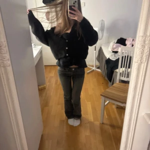 Lågmidjade bootcut jeans - Fina Lågmidjade bootcut jeans som tyvärr är lite stora för mig i midjan, dom är i storlek 34! Fint skick❤️pris kan diskuteras!