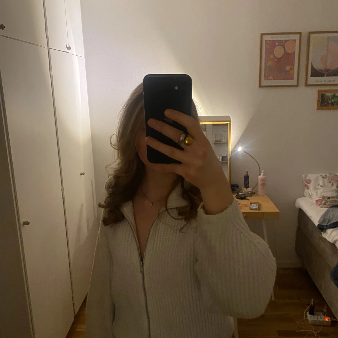 Vit ribbad kofta med dragkedja från BikBok