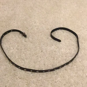 Svart skärp - Coolt, tunnt och svart skärp med nitar, passar bra till jeans!🫶🏼