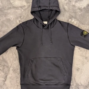 Stone Island hoodie - Stone Island hoodie och fint skick. Storlek S. Självklart äkta och qr kod finns för verifiering. Ärmarna är insydda för bättre passform av skräddare, i övrigt inga skador.