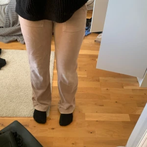 Juicy byxor - Beige juicy byxa i storlek XSS passa mig som har 32-34 i jeans.