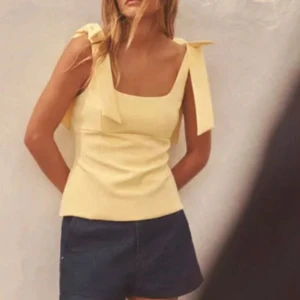 Gul topp från Zara  - Supersöt ljusgul linnetopp med breda axelband som knyts i rosetter, jätte bra skick nästan aldrig använd💗