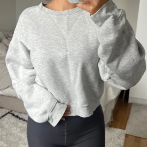 Grå croppad sweatshirt från BikBok <3 - Långärmad ljusgrå cropped tröja från Bik Bok i storlek XS. Har en svag missfärgning på ärmen <3