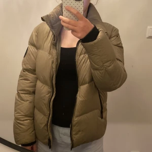 Dunjacka  - En sååå skön dunjacka till vintern från 8848 Altitude. Köpt för 4000kr, nästan alldrig använd! Så mysig och varm jacka❄️🙌 super fin brun-beige färg.